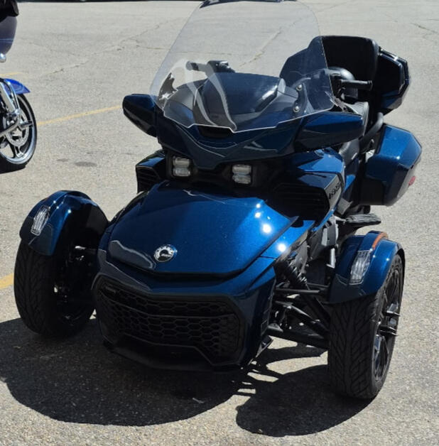 Protection PPF sur le devant et les panneaux latéraux exposés aux impacts et frottements (vêtements, bottes, etc.). Zones critiques bien couvertes pour une durabilité maximale !