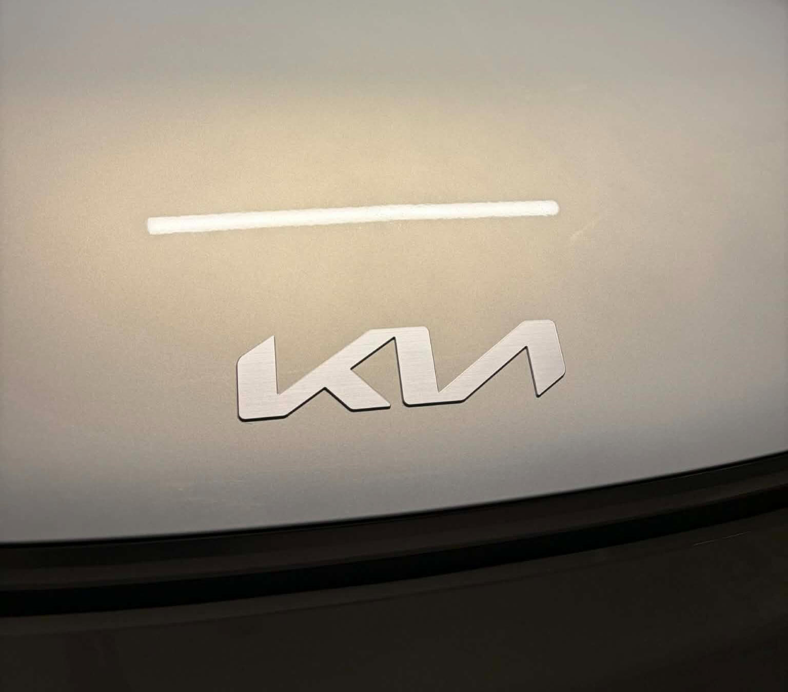 Logos Kia découpés à main levée sur ce magnifique Kia EV9. Personnalisation précise et sur-mesure pour un look exclusif et épuré.