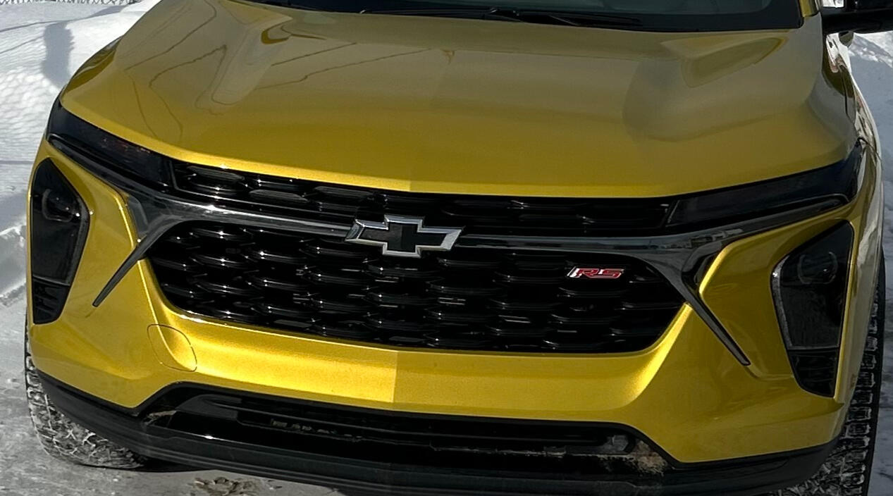 Noirs et fumés le jour pour un look agressif 🔥 Clairs la nuit pour une visibilité optimale. Note : en conditions froides (comme sur cette photo prise par temps glacial), le film ne redevient pas transparent instantanément – la transition est plus lente au