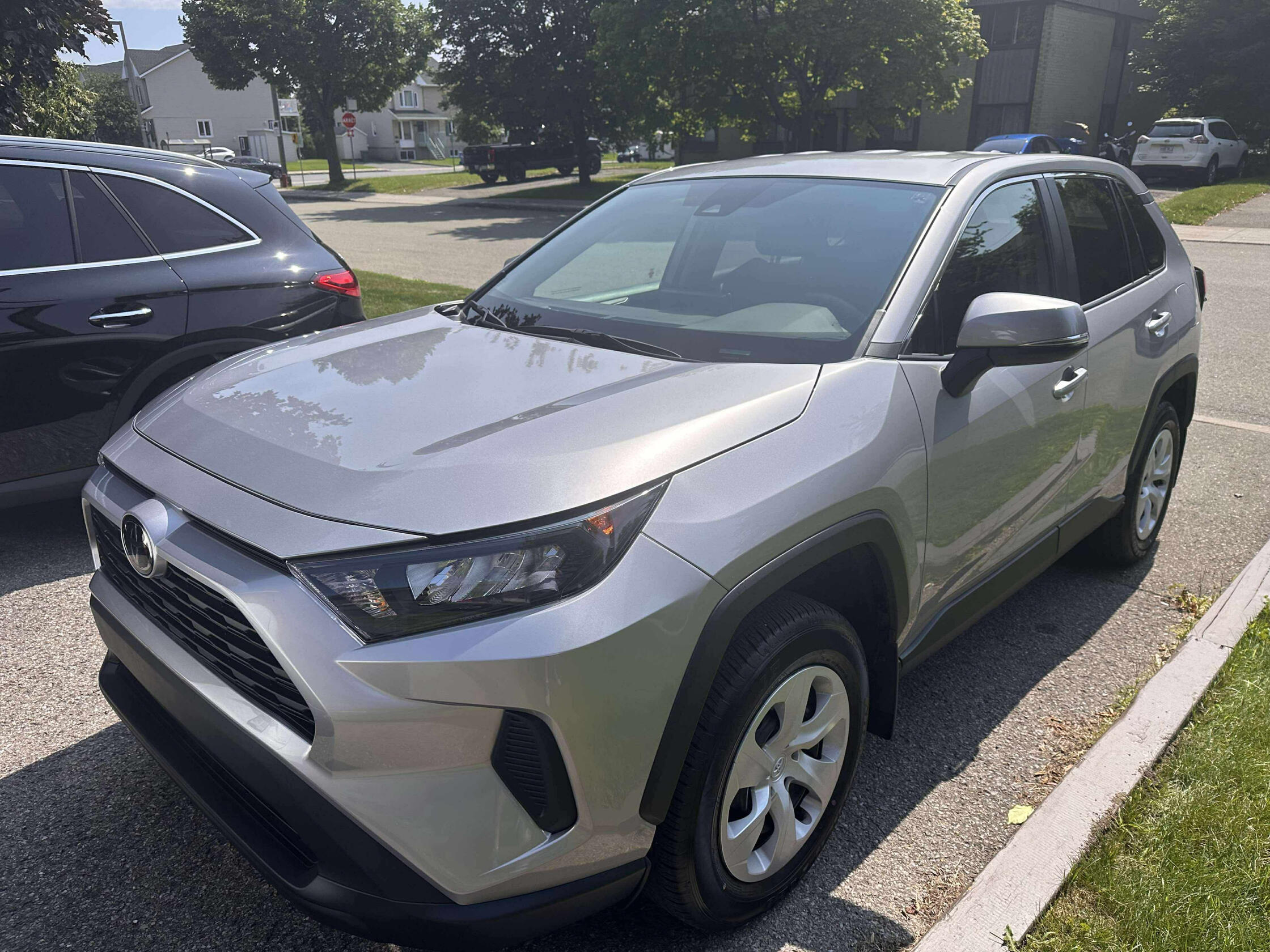 Rav4 protégé avec précision : bande de 12’’ sur le capot et 8’’ sur le pare-brise, découpe à la main