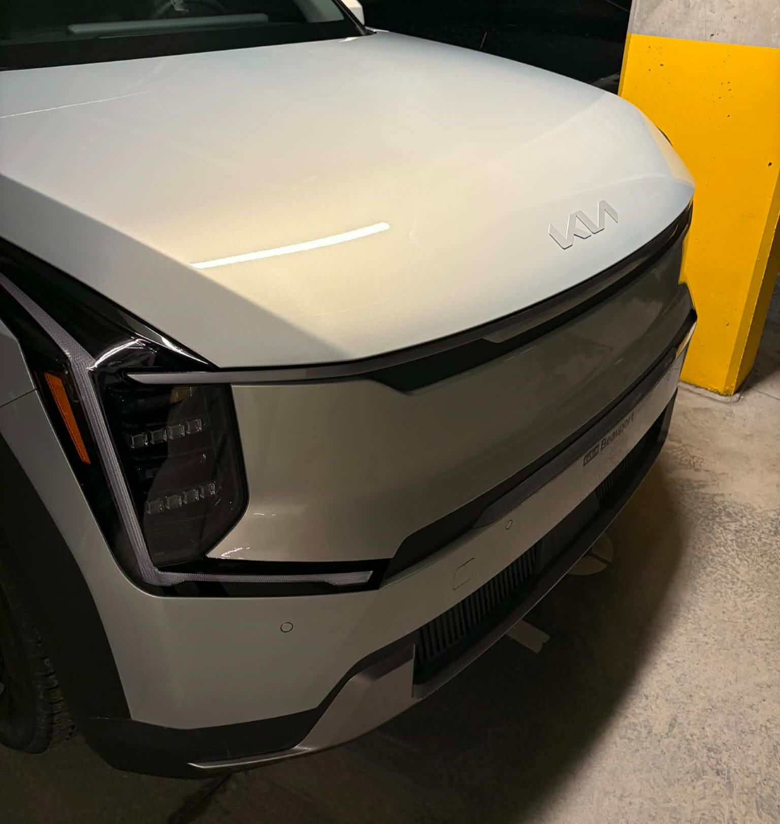 Capot partiel 14’’ et calandre avant : protection routière avec logo découpé à la main