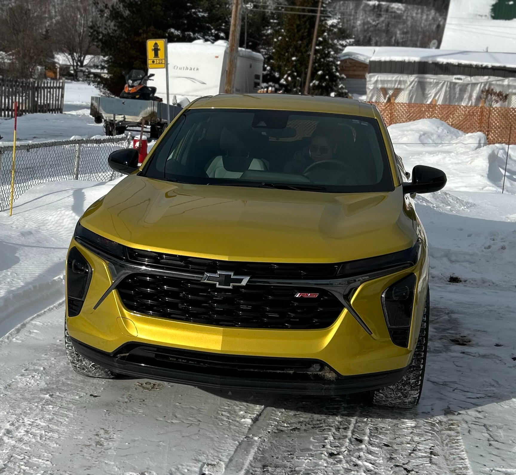Installation d’un pare-pierre photochromique sur les phares du Trax, combinant protection et esthétique évolutive. Réservé aux véhicules non routiers – installation non légale pour circulation sur voie publique.