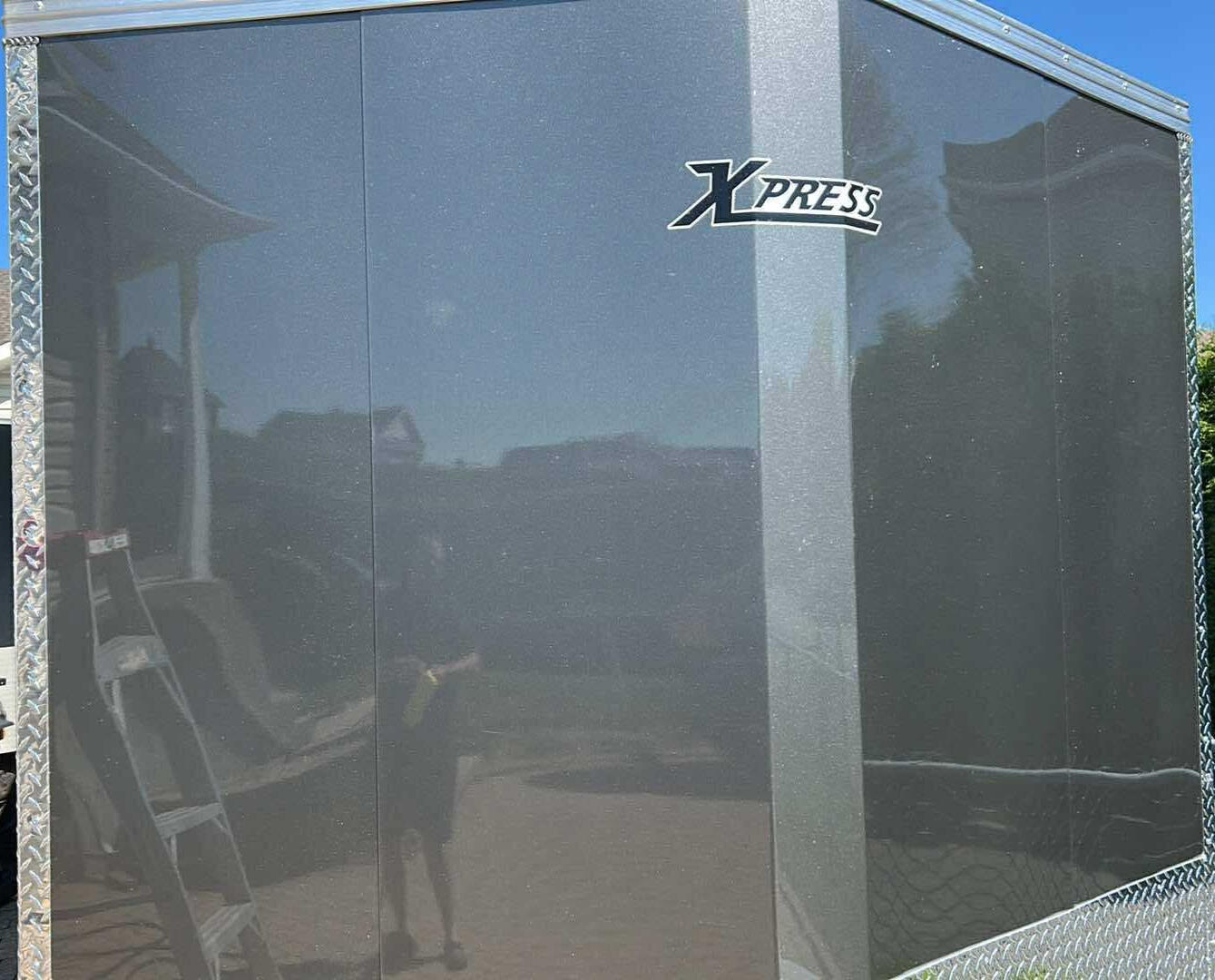 Devant de trailer protégé sur toute la surface, conçu pour résister aux conditions de nos routes hivernales