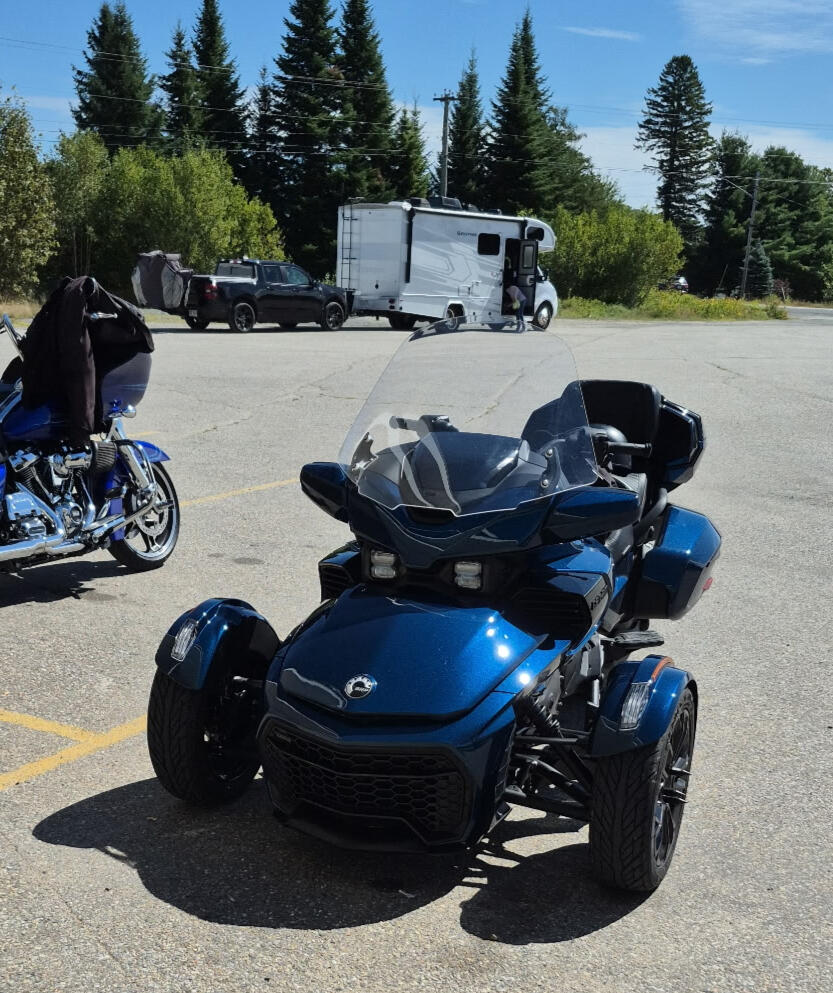 spyder bande sur le devant, reservoir d'essence et plastique sur les bords