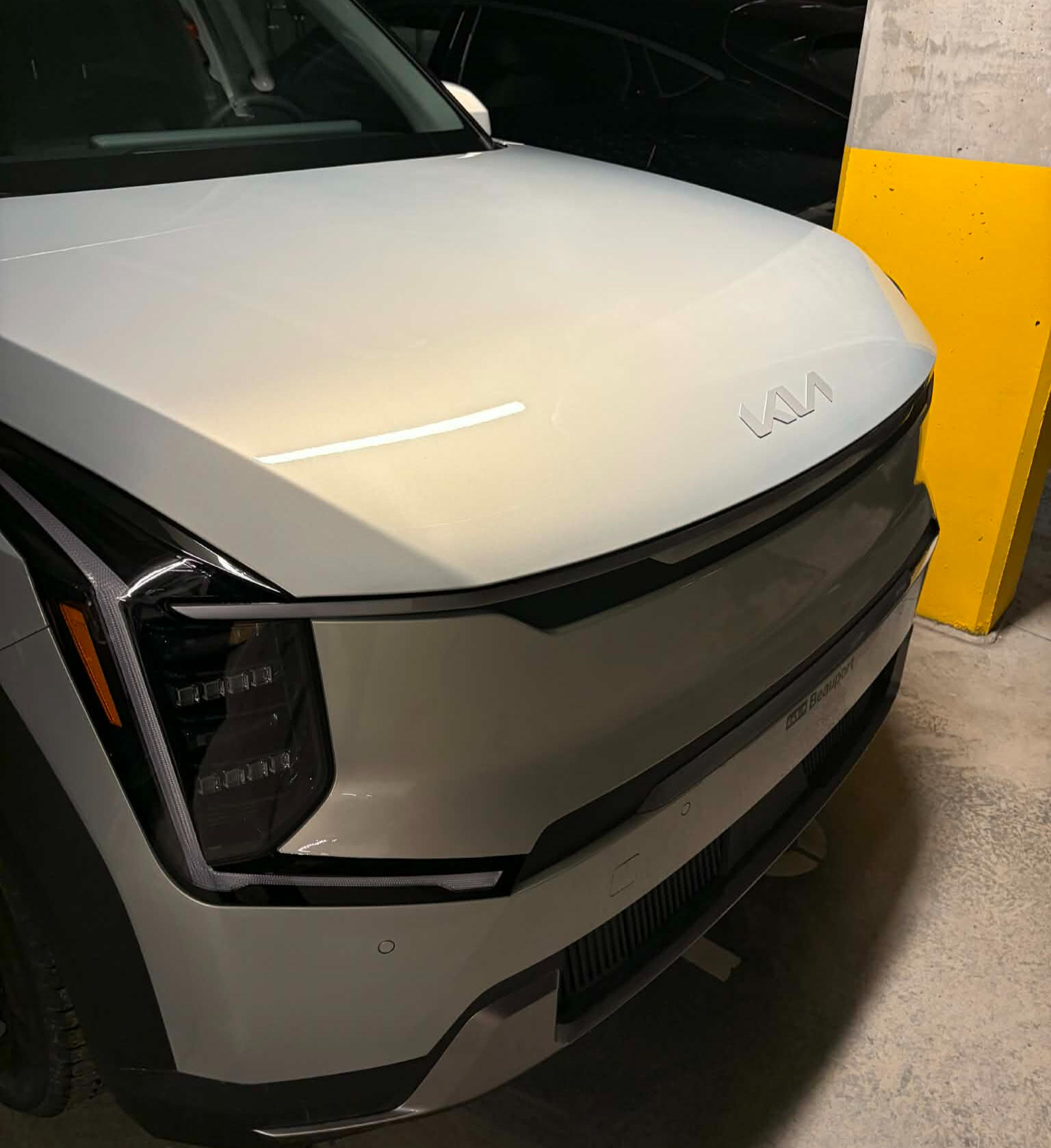 ev9 capot partiel avec la calandre avant