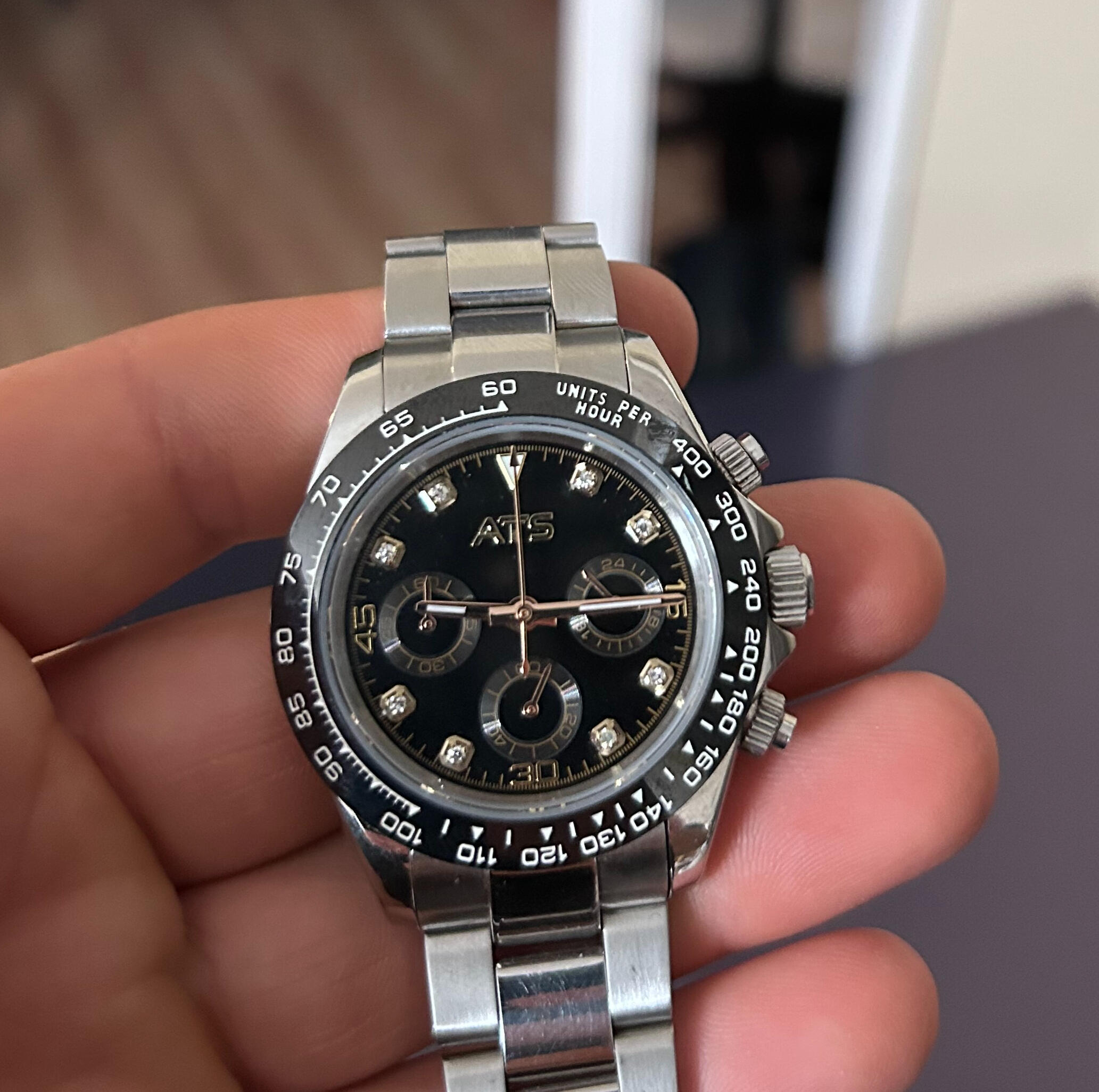 Montre custom réalisée sur mesure Un projet unique, pensé et assemblé avec le même souci du détail que nos réalisations automobiles.